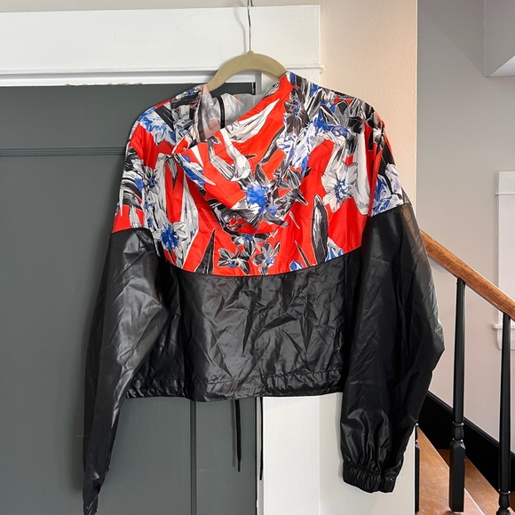NIKE Cropped Floral Windbreaker - Picture 2 of 6